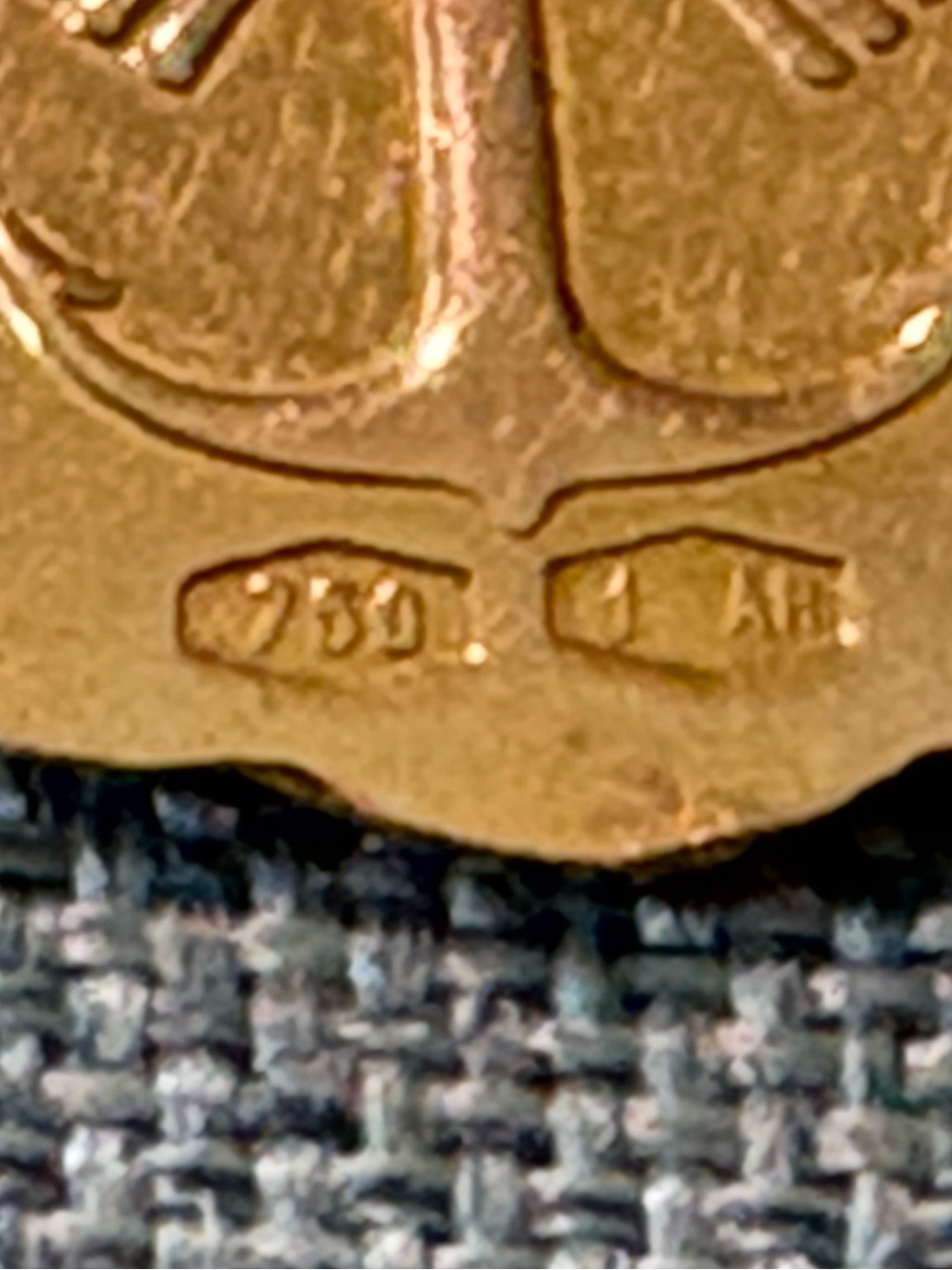 Italian UnoAErre Dio Ti Protegga 18K (750) Gold Medal Pendant - Picture 3 of 4